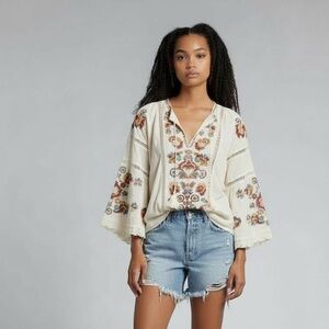 Zara Women’s Distressed Light Denim Shorts. Size 10 SKU 470-